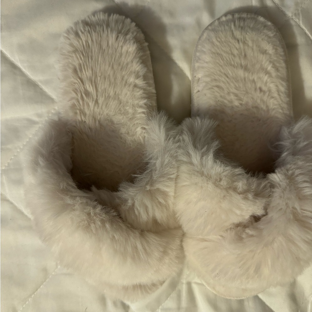 Amazon Essentials Cream Plush Slippers for Cozy Comfort